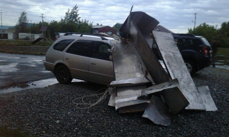 Последствия шторма в городе: упавшие деревья, разбитые авто и фонтаны в ТЦ