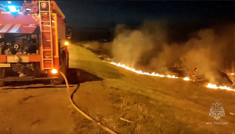 На 7 км Велижанского тракта горит сухая трава