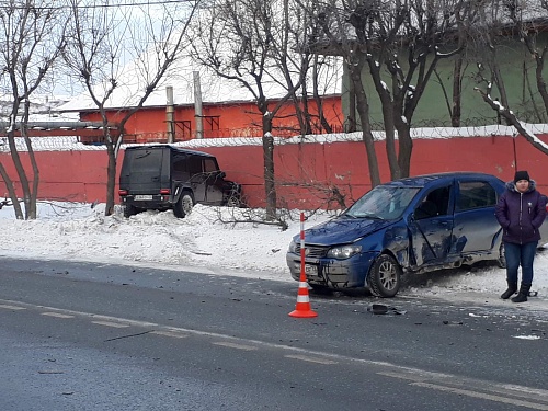 "Гелендваген" врезался в забор Аккумуляторного завода