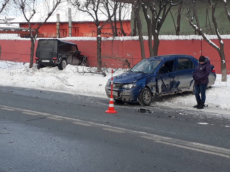 "Гелендваген" врезался в забор Аккумуляторного завода