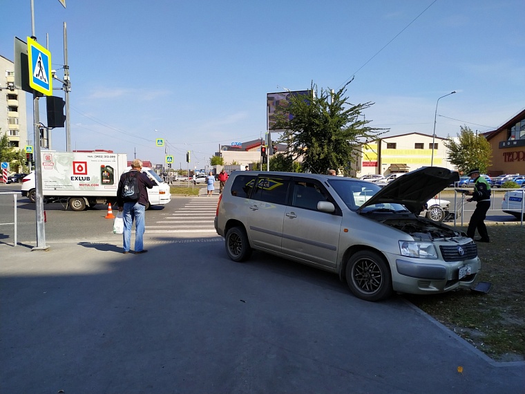На Пермякова - 50 лет Октября "Тойота" вылетела на тротуар