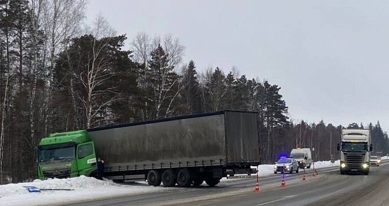На трассе под Тобольском фура улетела в кювет