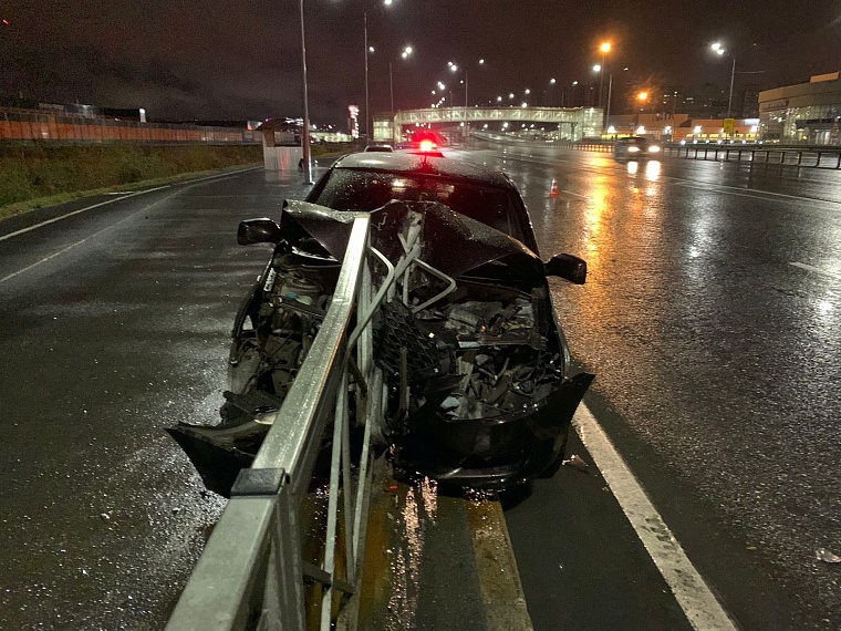 В Тюмени пьяная женщина на арендованной иномарке въехала в ограждение на улице Федюнинского