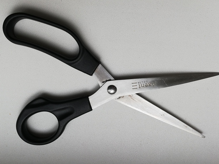 В Ялуторовске муж угрожал убить жену канцелярскими ножницами