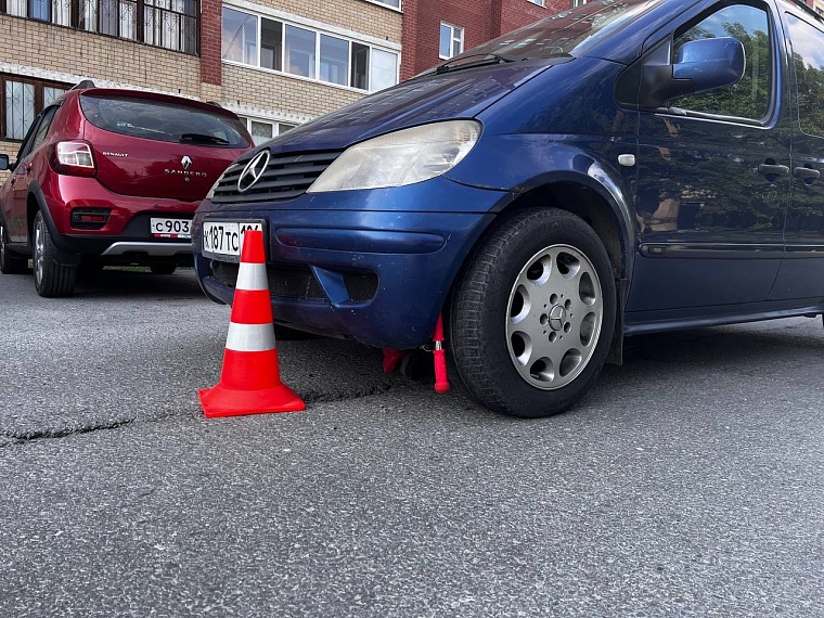 Молодая мама в Тюмени смотрела за ребенком из окна, когда его сбила машина