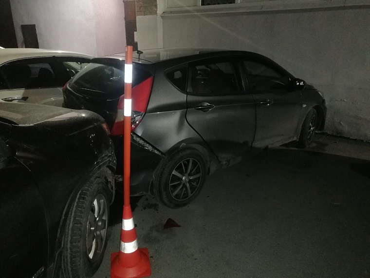 Водитель "Киа" побил три автомобиля на парковке около дома в Тюмени