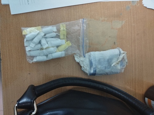 На ул. Газовиков в Тюмени задержали закладчицу наркотиков