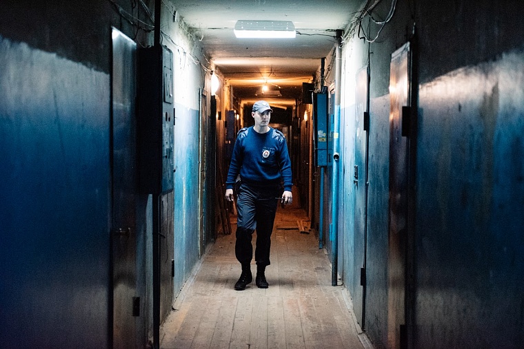 Тюменка и ее сын найдены мертвыми в запертой квартире