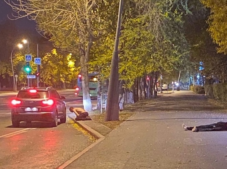 Неадекватные тюменцы пугали людей на остановке