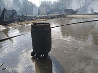 В Тюмени горит дом в районе Лесобазы