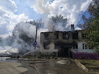 В Тюмени горит дом в районе Лесобазы