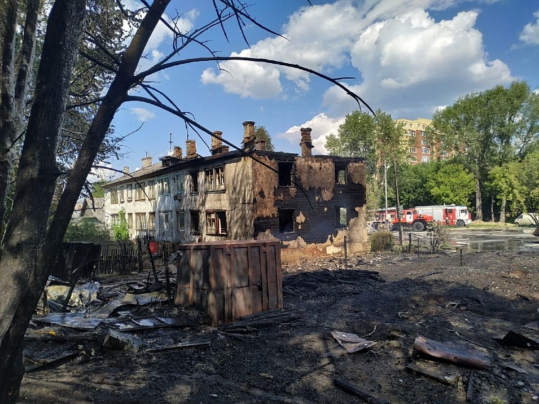 В Тюмени горит дом в районе Лесобазы
