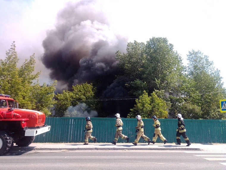 В Тюмени горит дом в районе Лесобазы