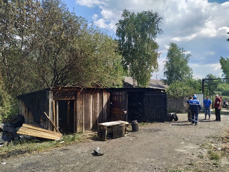 В Тюмени горит дом в районе Лесобазы