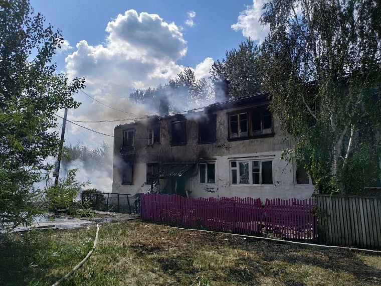 В Тюмени горит дом в районе Лесобазы