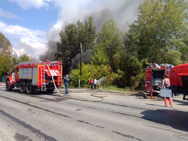 В Тюмени горит дом в районе Лесобазы
