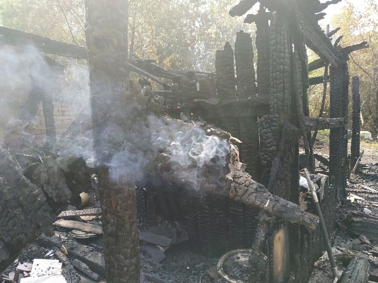 В Тюмени горит дом в районе Лесобазы