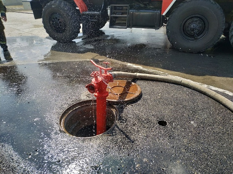 В Тюмени горит дом в районе Лесобазы