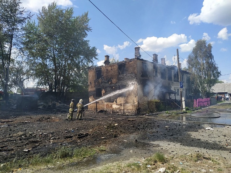 В Тюмени горит дом в районе Лесобазы