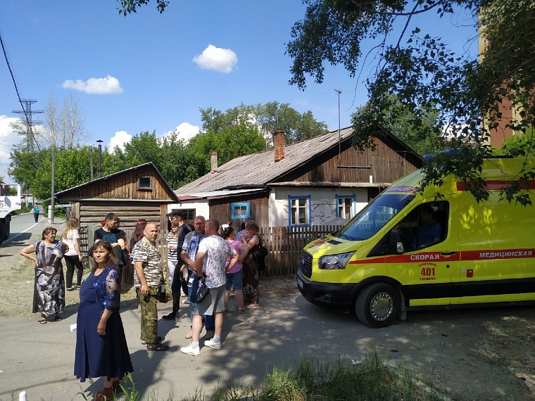 В Тюмени горит дом в районе Лесобазы