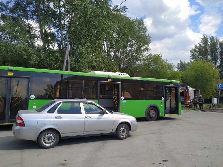 В Тюмени горит дом в районе Лесобазы