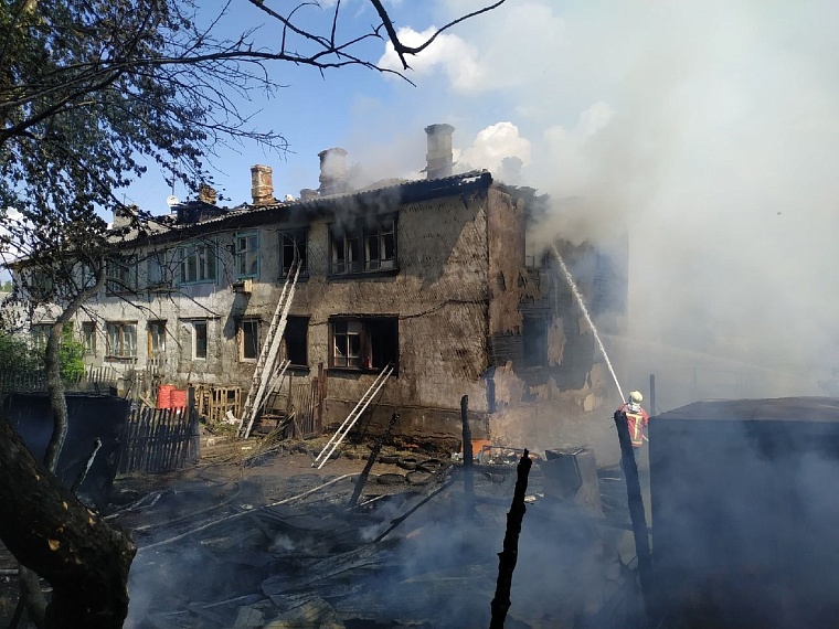 В Тюмени горит дом в районе Лесобазы