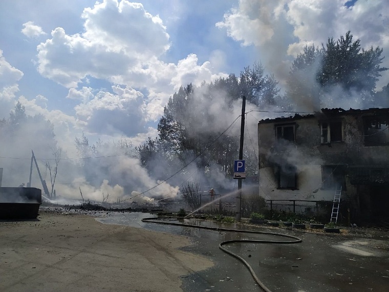 В Тюмени горит дом в районе Лесобазы