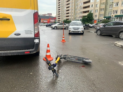 Двое детей на электросамокате попали под колеса микроавтобуса в одном из тюменских дворов
