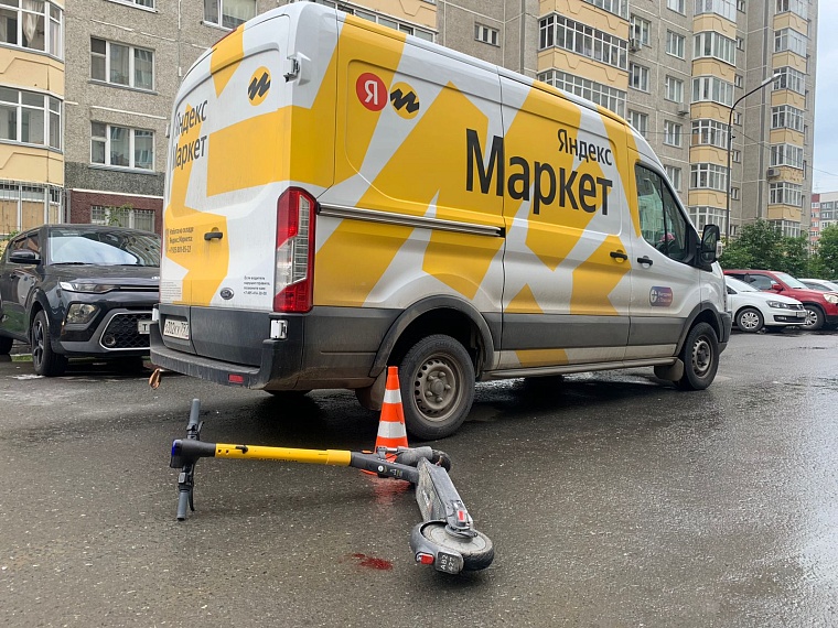 Двое детей на электросамокате попали под колеса микроавтобуса в одном из тюменских дворов