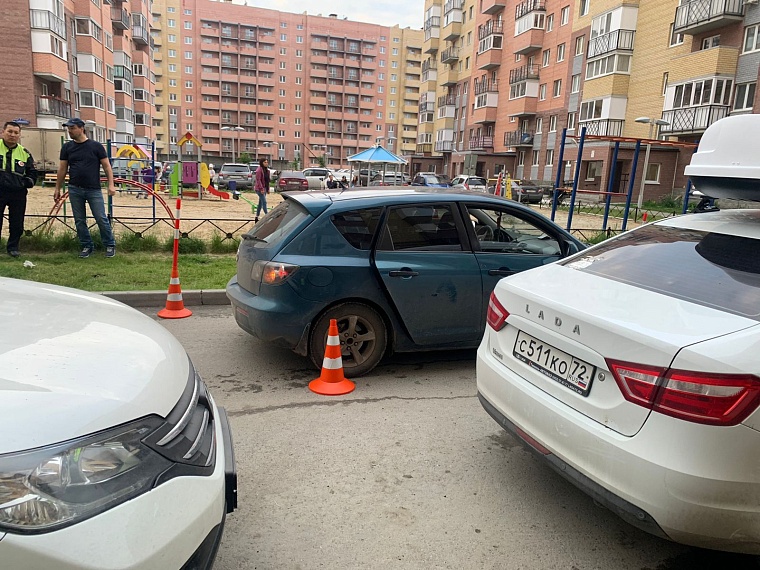 Двое детей на электросамокате попали под колеса микроавтобуса в одном из тюменских дворов