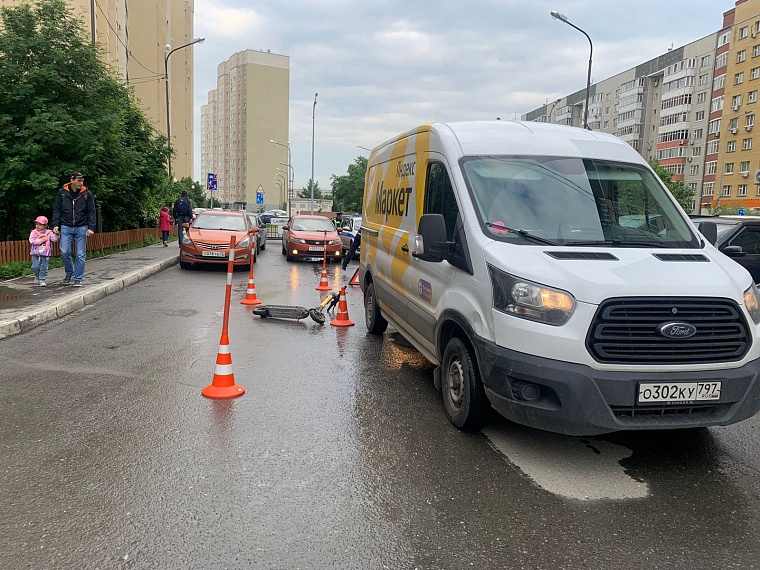 Двое детей на электросамокате попали под колеса микроавтобуса в одном из тюменских дворов