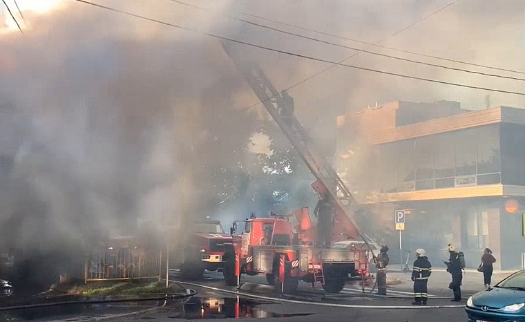 В Тюмени горит дом по ул. Казанской