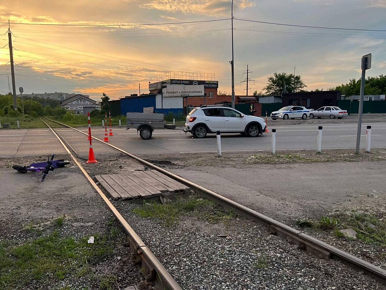 Водитель "Рено" в Тюмени сбил двух несовершеннолетних ребят на электросамокате