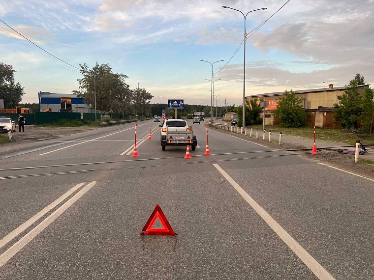 Водитель "Рено" в Тюмени сбил двух несовершеннолетних ребят на электросамокате