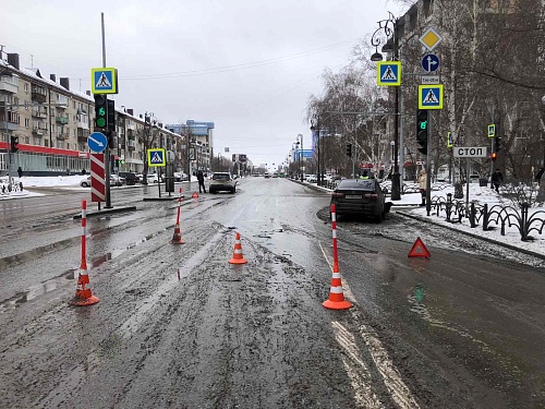 В Тюмени иномарка врезалась в стоящий автомобиль