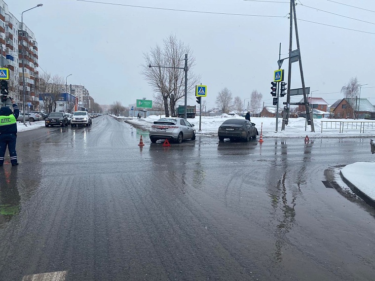 В Тюмени иномарка врезалась в стоящий автомобиль