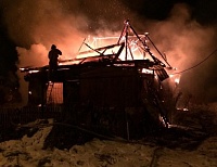 В Тюмени на Маяке под утро полностью выгорел деревянный дом