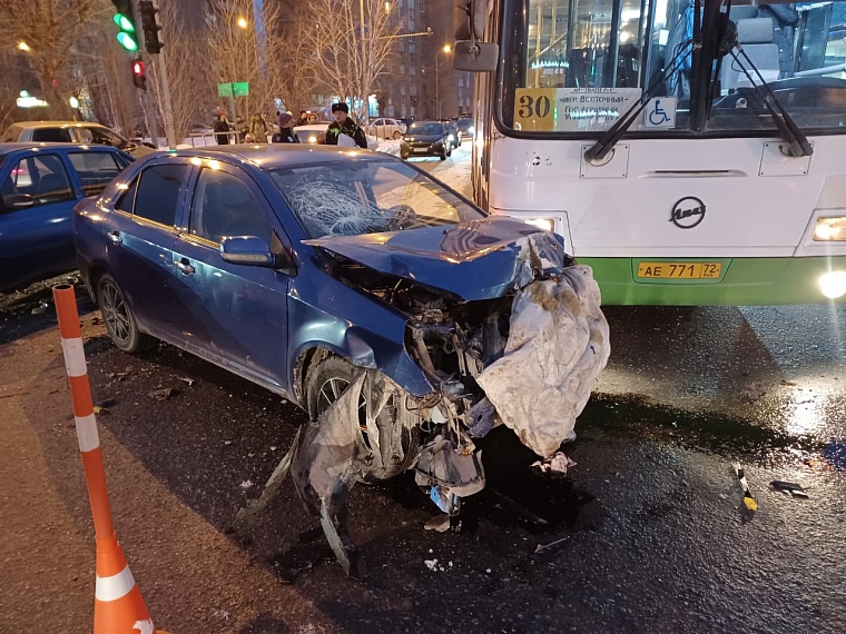 На улице Республики в Тюмени произошло массовое ДТП, есть пострадавший