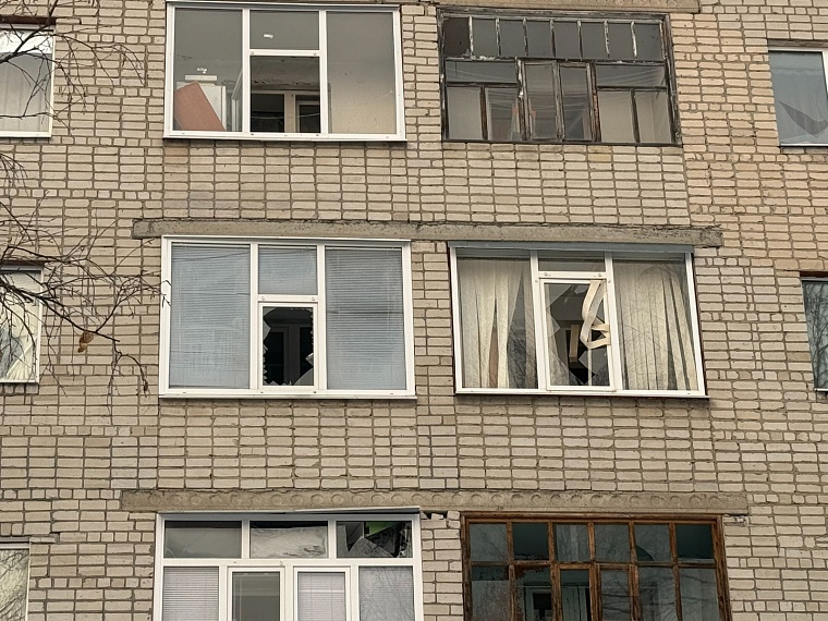 В Тобольске в результате хлопка поврежден многоквартирный дом