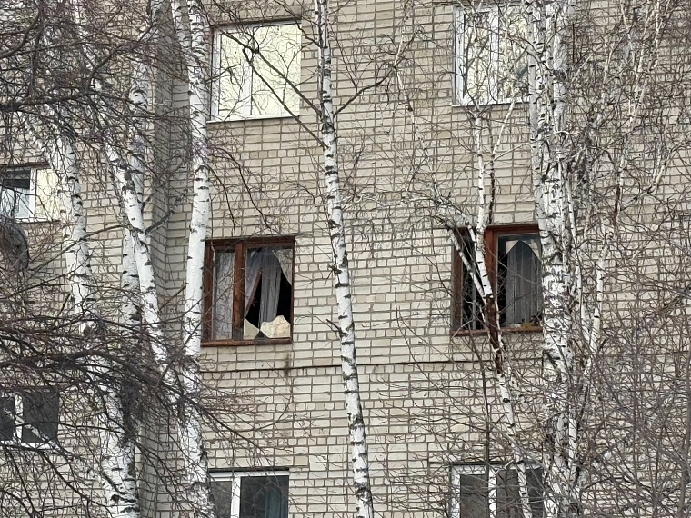 В Тобольске в результате хлопка поврежден многоквартирный дом