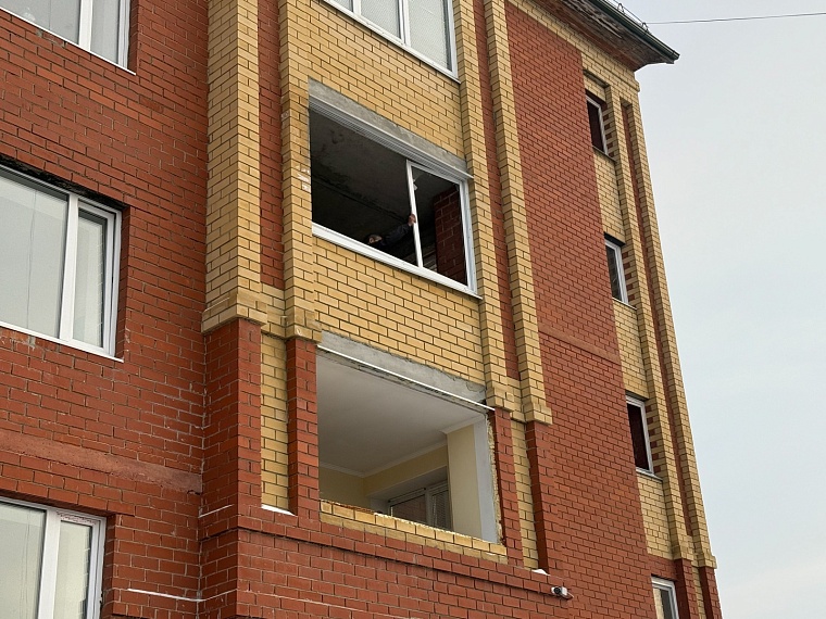 В Тобольске в результате хлопка поврежден многоквартирный дом