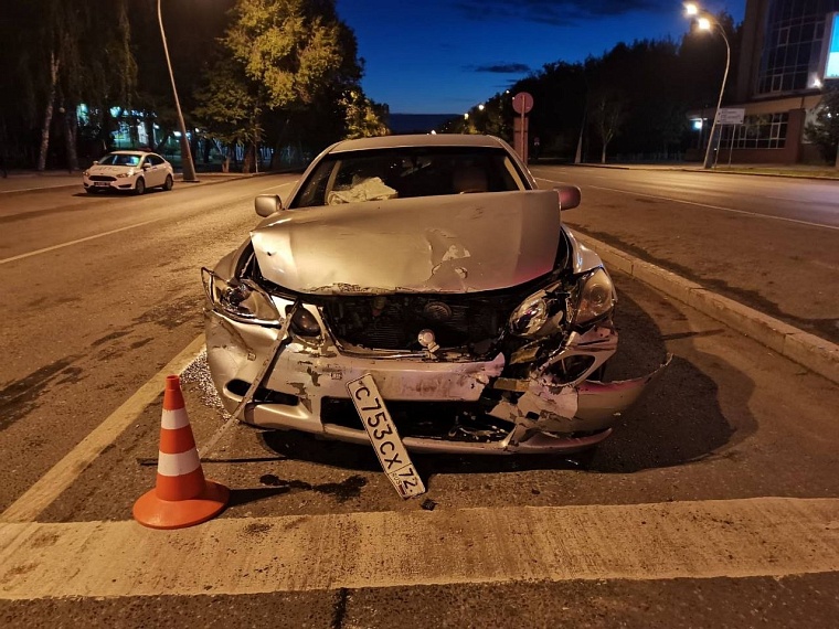 Пьяный "Лексус" устроил ДТП с машиной скорой помощи в Тюмени