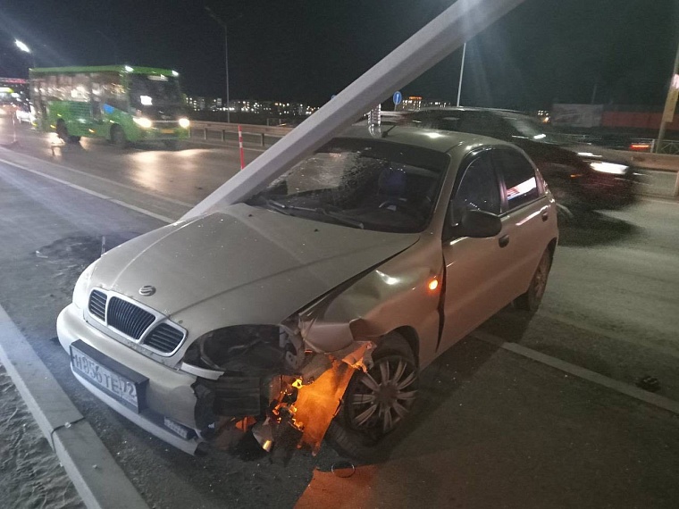 20-летний тюменец не рассчитал скорость и врезался в столб