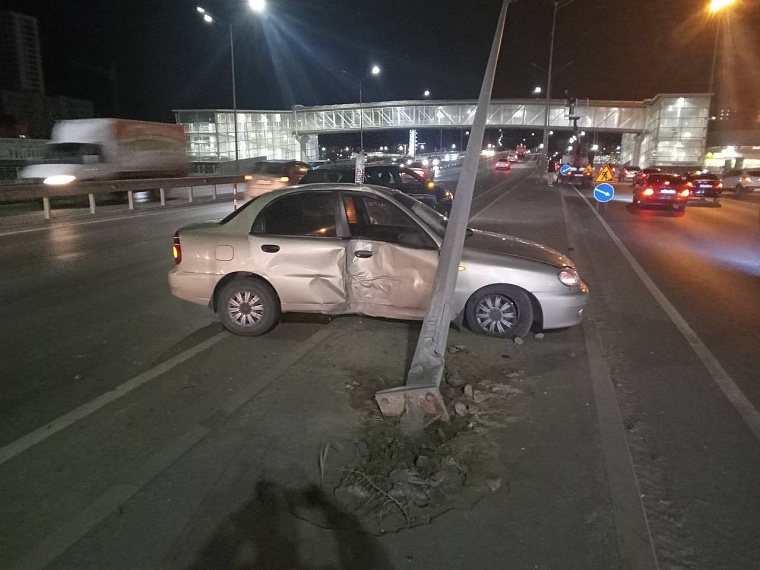 20-летний тюменец не рассчитал скорость и врезался в столб