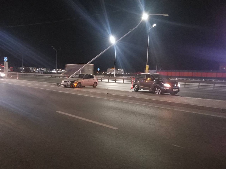 20-летний тюменец не рассчитал скорость и врезался в столб