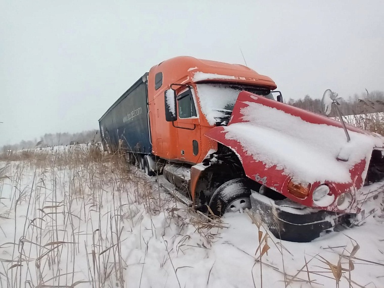 В ДТП на трассе Тюмень - Омск пострадали женщина и двое детей
