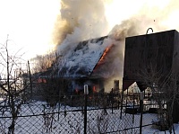 На Велижанском тракте под Тюменью пожарные спасли от огня десятки дачных домов