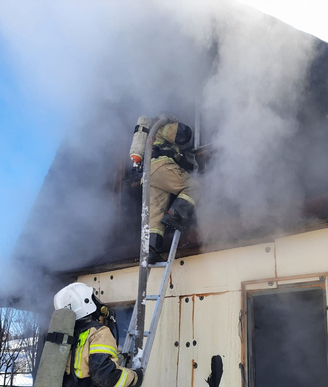 На Велижанском тракте под Тюменью пожарные спасли от огня десятки дачных домов