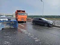 Водитель "ГАЗели" залетел под тяжелый грузовик на улице Федюнинского