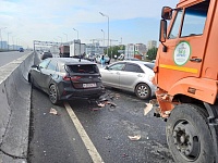 Водитель "ГАЗели" залетел под тяжелый грузовик на улице Федюнинского